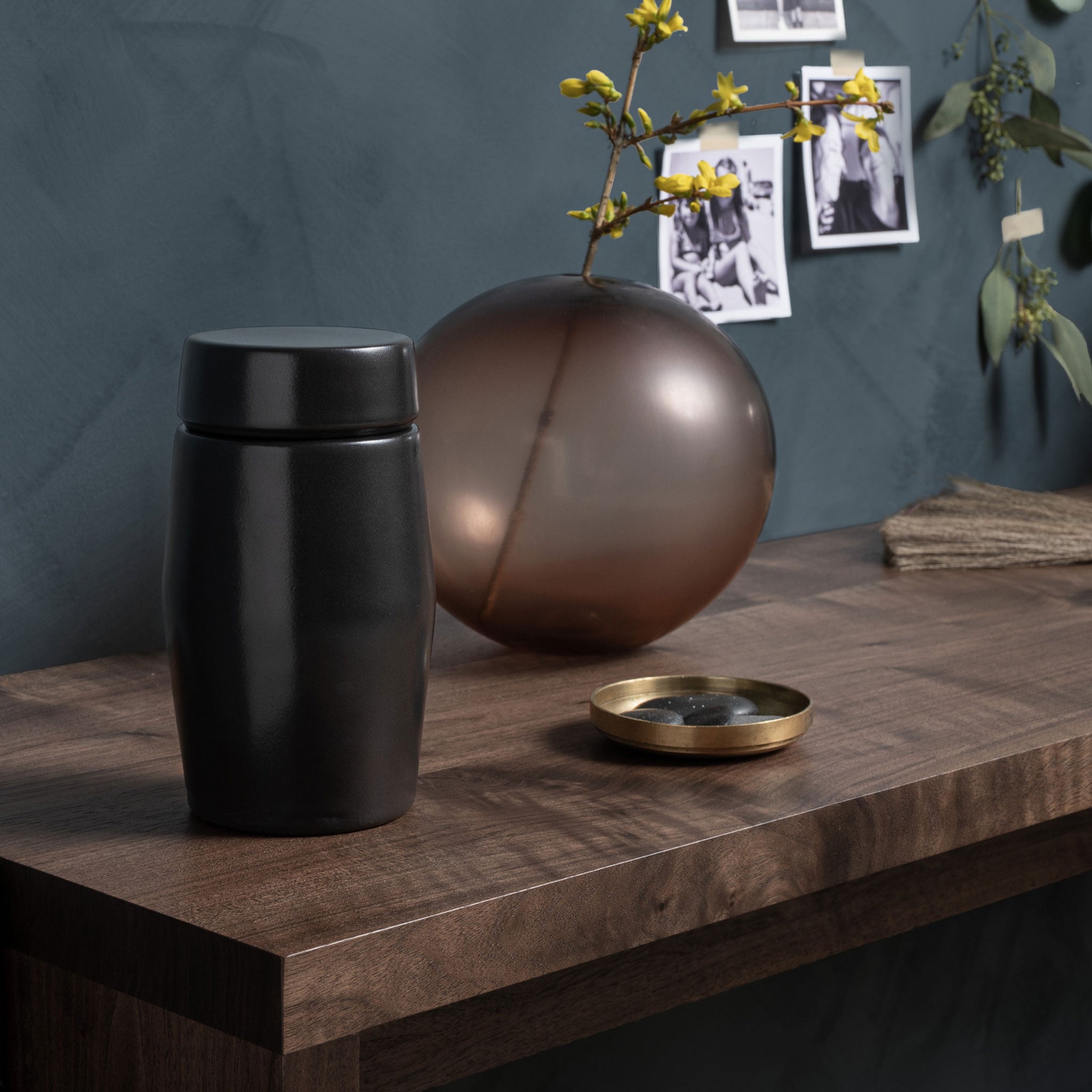 The Epoch Urn in Black